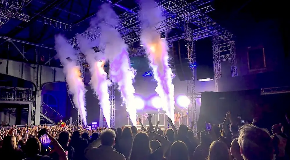 Konzert mit Lichtshow und hohen Rauchfontänen vor einem großen Publikum