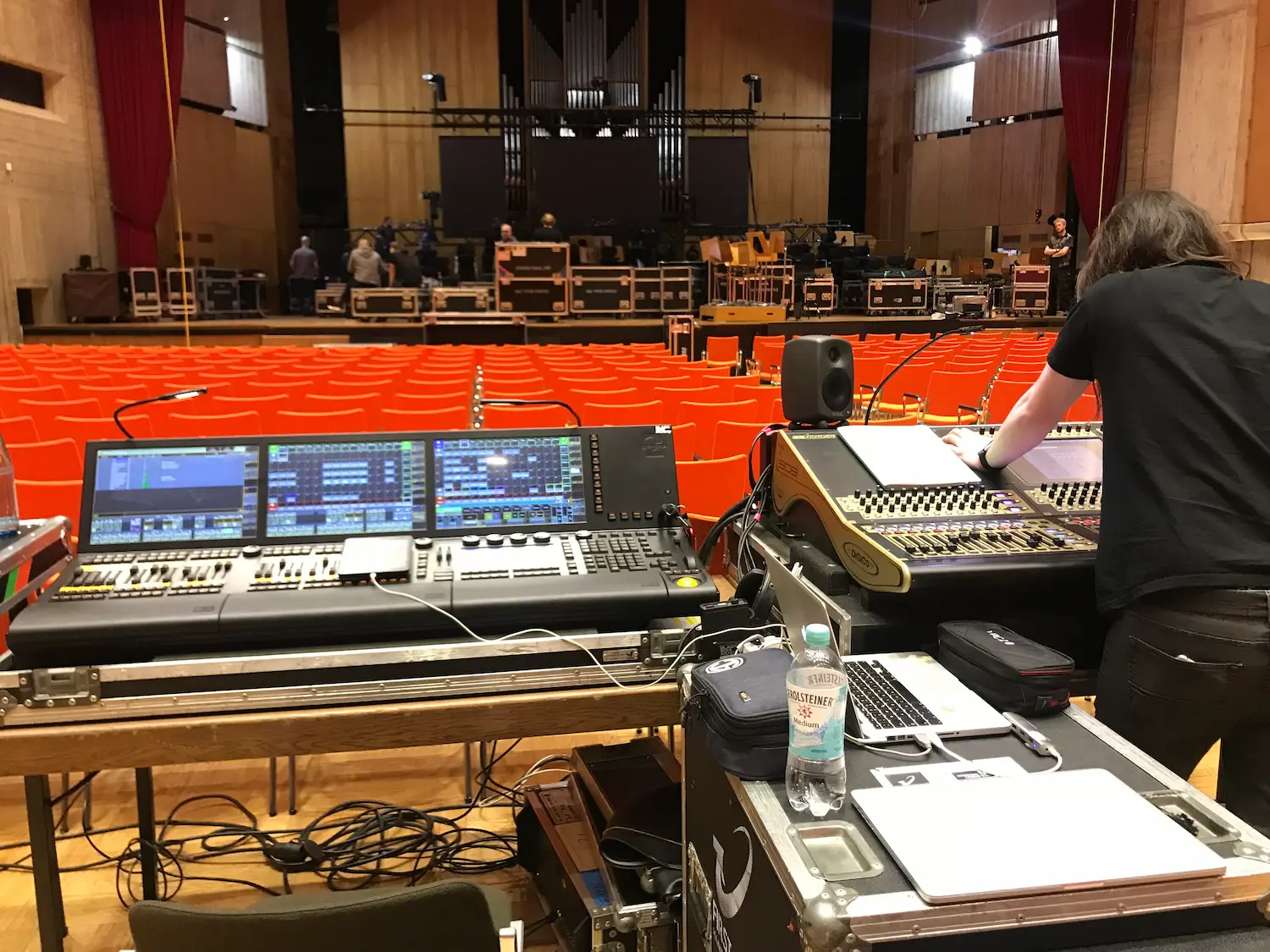 FirstOne Veranstaltungstechnik beim Aufbauen von Soundtechnik für eine Konferenz